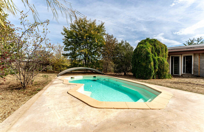 Maison familiale de 109m2 sur terrain plat de 1260m2 avec piscine et dépendance. — photo 3