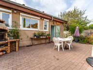 Maison familiale de 109m2 sur terrain plat de 1260m2 avec piscine et dépendance. — photo 4