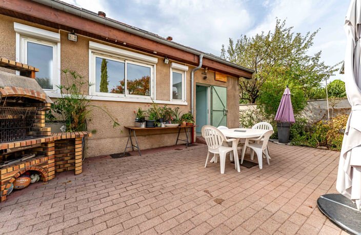 Maison familiale de 109m2 sur terrain plat de 1260m2 avec piscine et dépendance. — photo 4