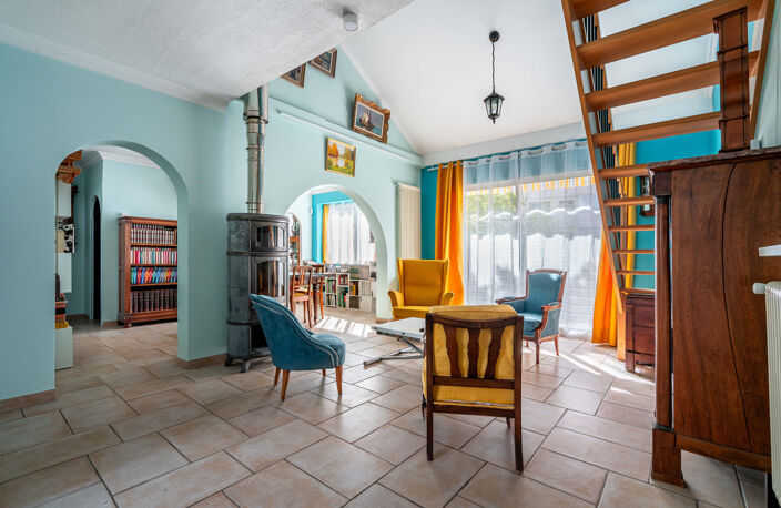 Maison familiale de 109m2 sur terrain plat de 1260m2 avec piscine et dépendance. — photo 5