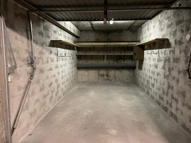 Garage fermé entrée sécurisée — photo du bien