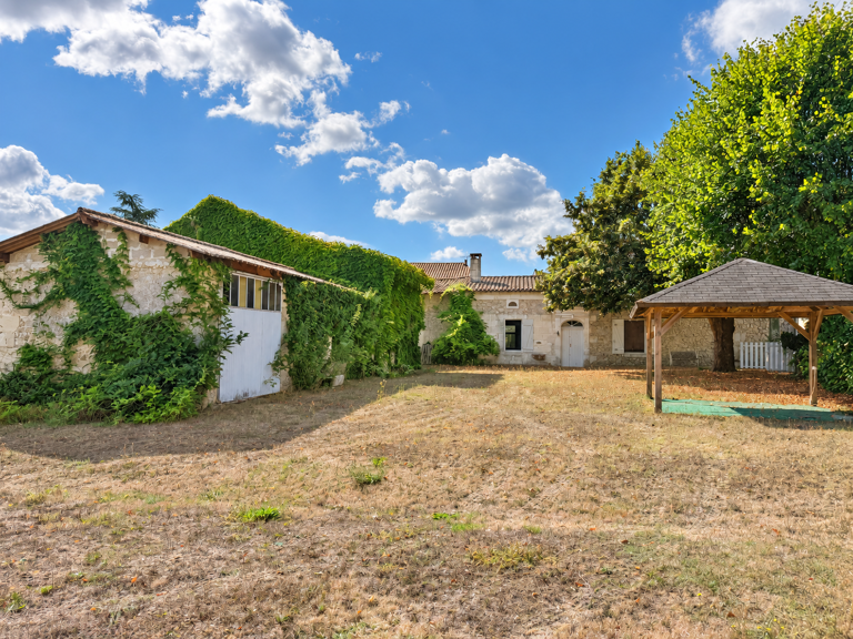 Maison en pierre avec deux logements et de nombreuses dépend — photo 1