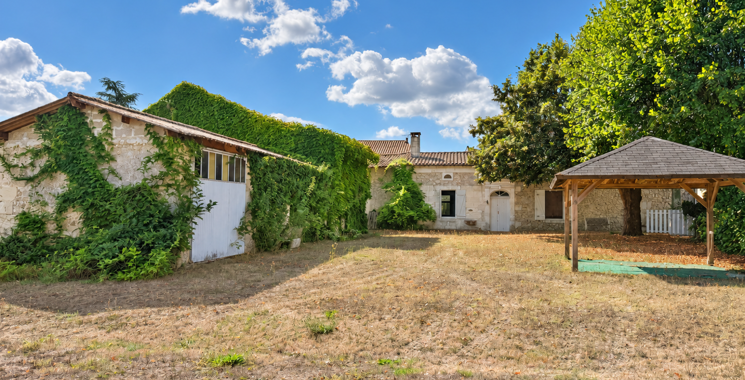 Maison en pierre avec deux logements et de nombreuses dépend — photo 1