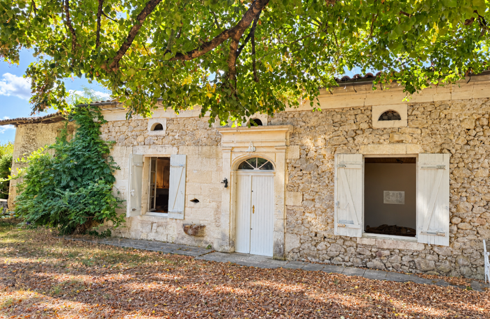 Maison en pierre avec deux logements et de nombreuses dépend — photo 2