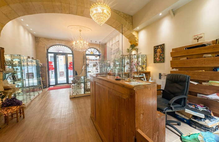 LOCAL EN PIERRE AVEC PATIO ET VITRINE — photo 4