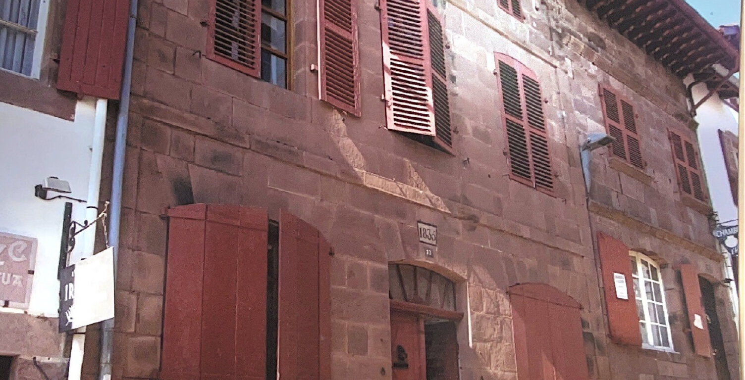 Charmant appartement T4 duplex de 64 m2 en Loi Carrez situé dans le centre historique. — photo 1
