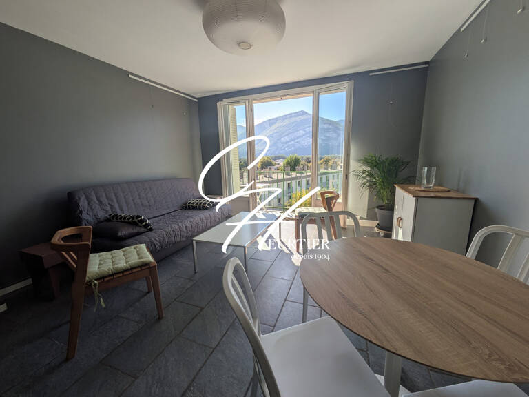 SAINT EGREVE - APPARTEMENT T3 MEUBLE - TRAVERSANT — photo 1