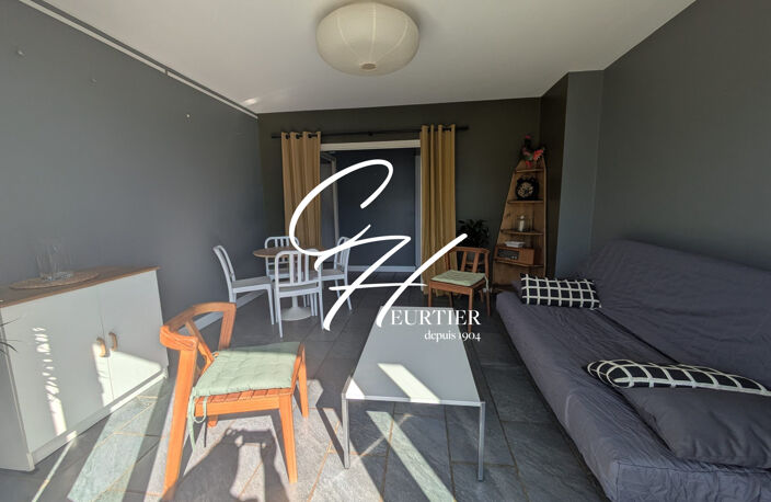 SAINT EGREVE - APPARTEMENT T3 MEUBLE - TRAVERSANT — photo 2