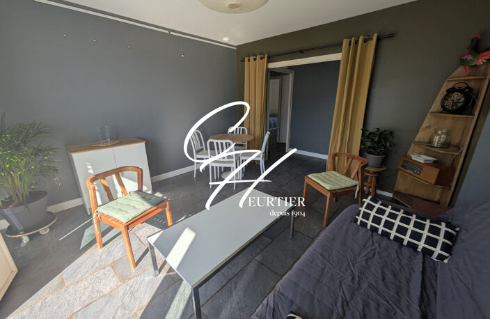 SAINT EGREVE - APPARTEMENT T3 MEUBLE - TRAVERSANT — photo 4