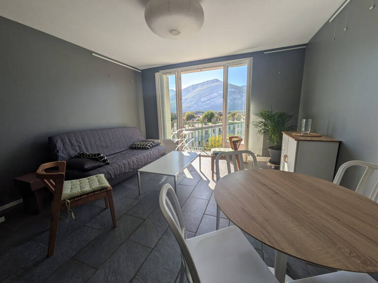 SAINT EGREVE - APPARTEMENT T3 MEUBLE - TRAVERSANT — photo 1