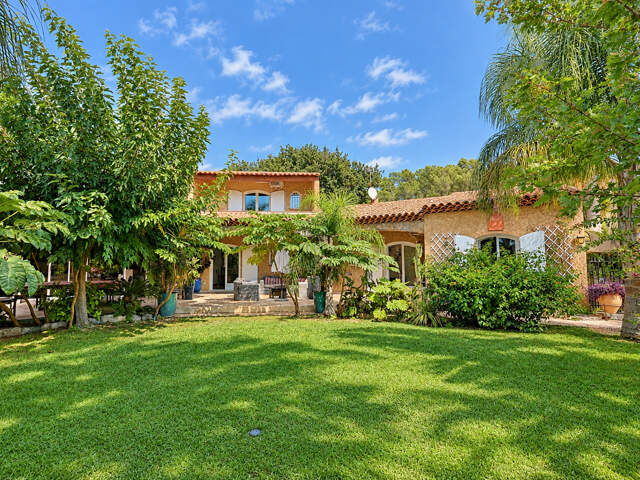 CARQUEIRANNE (BEAU VÉZÉ) - Maison T6 171 m2 - Terrain 5 202 m2 - Double Garage 43 m2 - Pool House - Piscine - — photo du bien