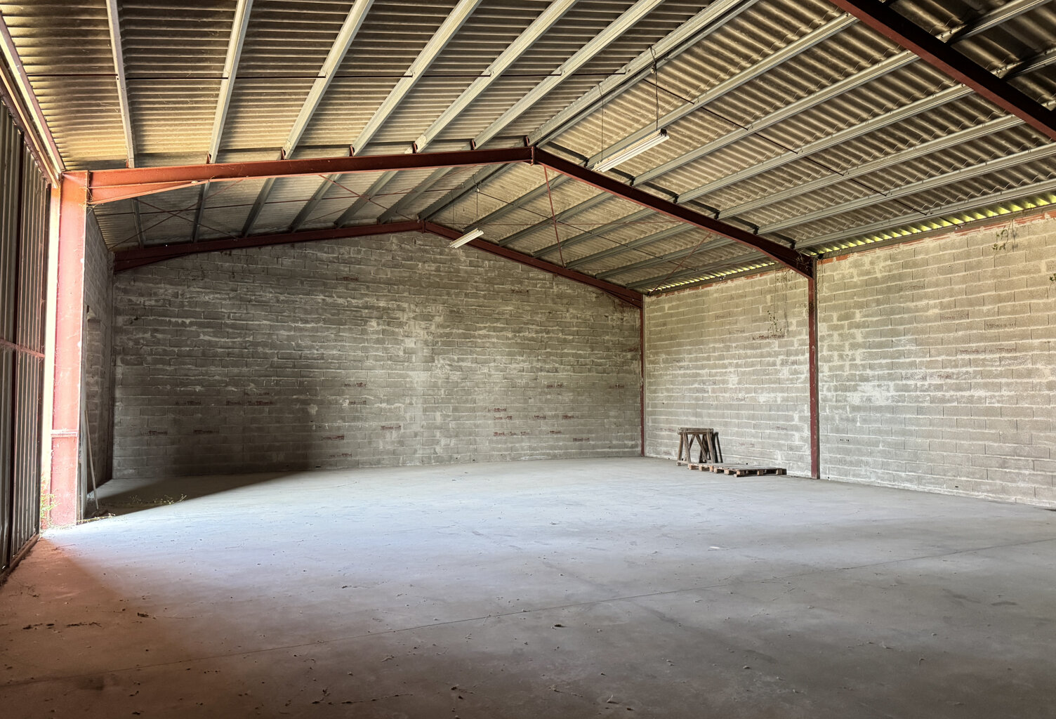 Hangar de 250 m2 et bureaux — photo 1