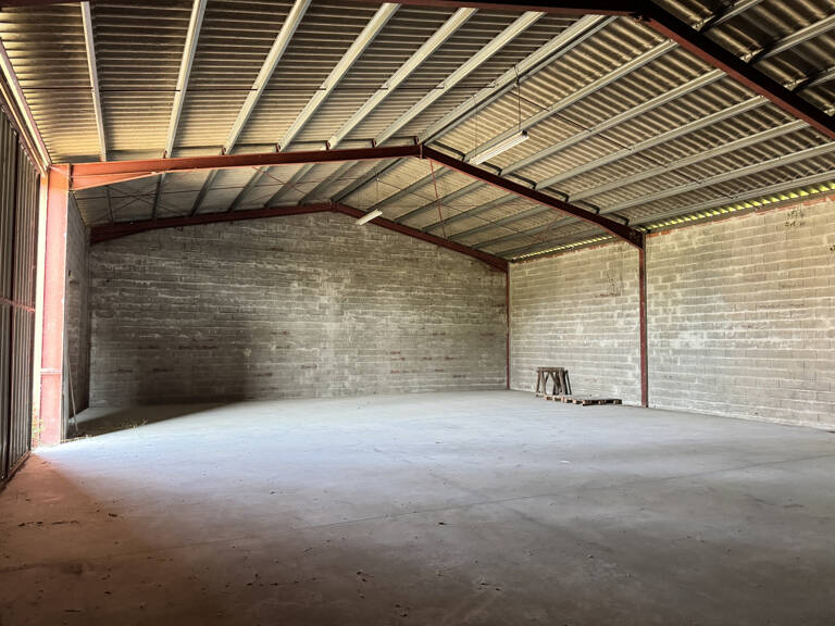 Hangar de 250 m2 et bureaux — photo 1