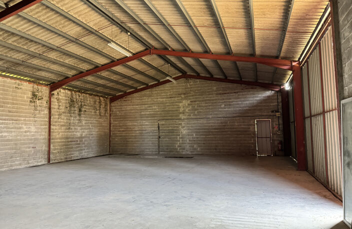 Hangar de 250 m2 et bureaux — photo 2