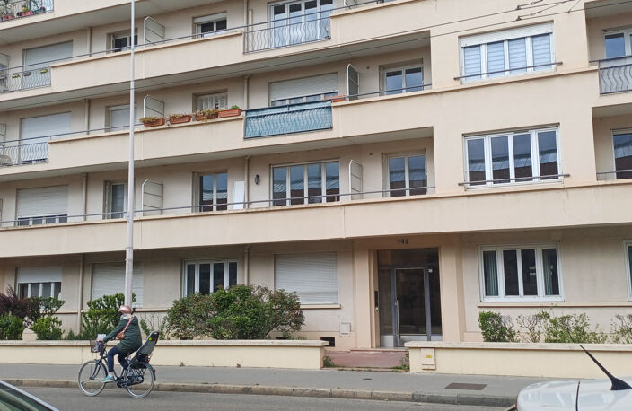 VENTE A TERME LIBRE   APPARTEMENT T4 TRAVERSANT AVEC 3 BALCO — photo 2