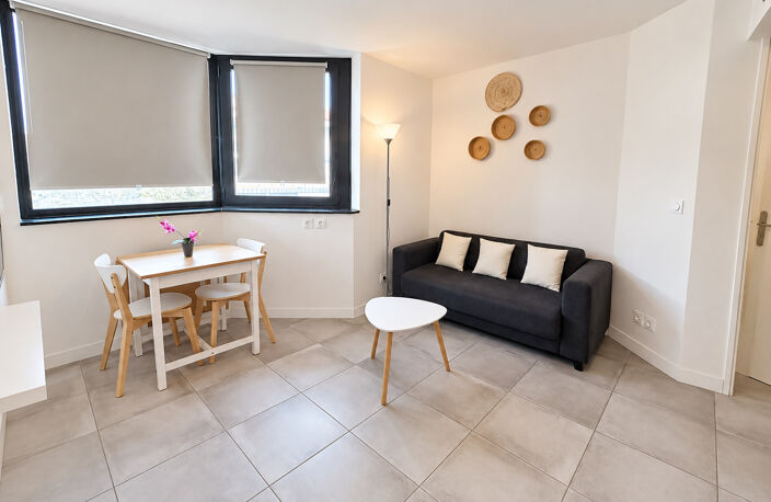 CANNES PROCHE BANANE RARE  ! T2 28 M2 REFAIT À NEUF ÉTAGE ÉL — photo 3
