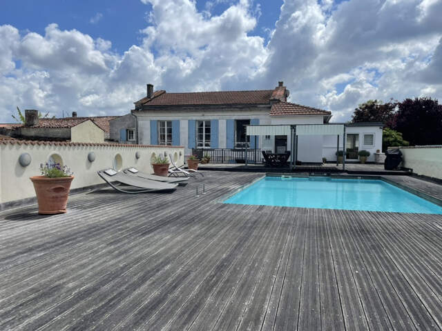 Maison de Village avec piscine et garages — photo du bien