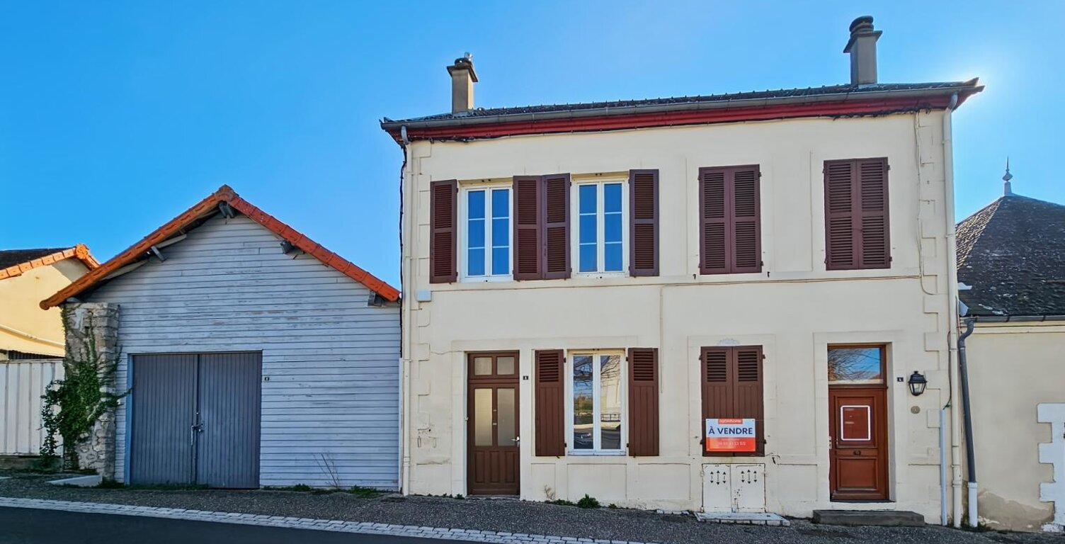 Maison de bourg avec grange et petit terrain – Besson (03) — photo 1