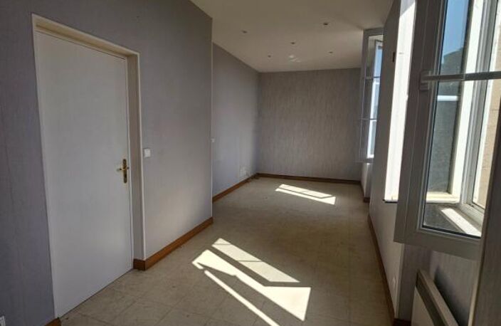 Maison de bourg avec grange et petit terrain – Besson (03) — photo 2