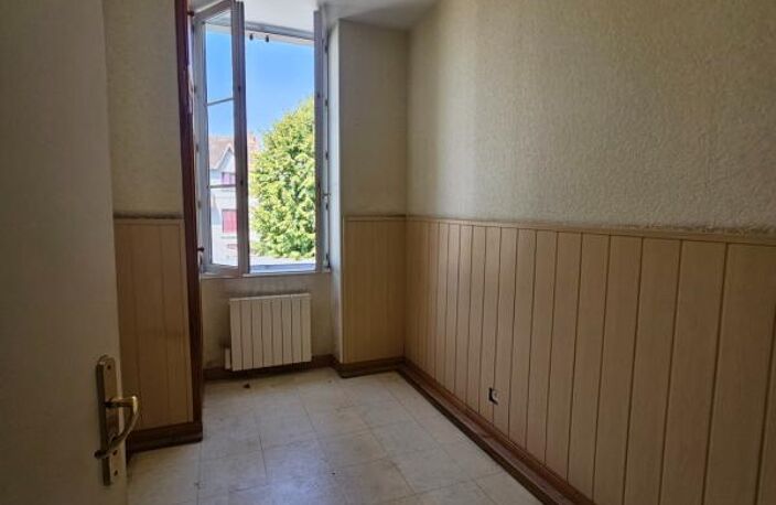 Maison de bourg avec grange et petit terrain – Besson (03) — photo 5