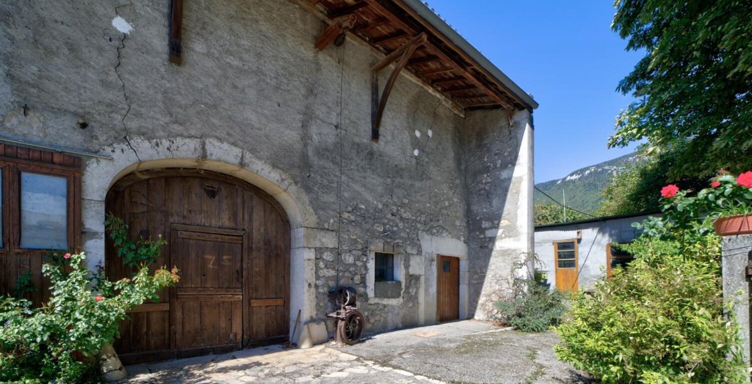 Grange à rénover avec permis de construire déposé – Ballon 01 - Valserhône — photo 1