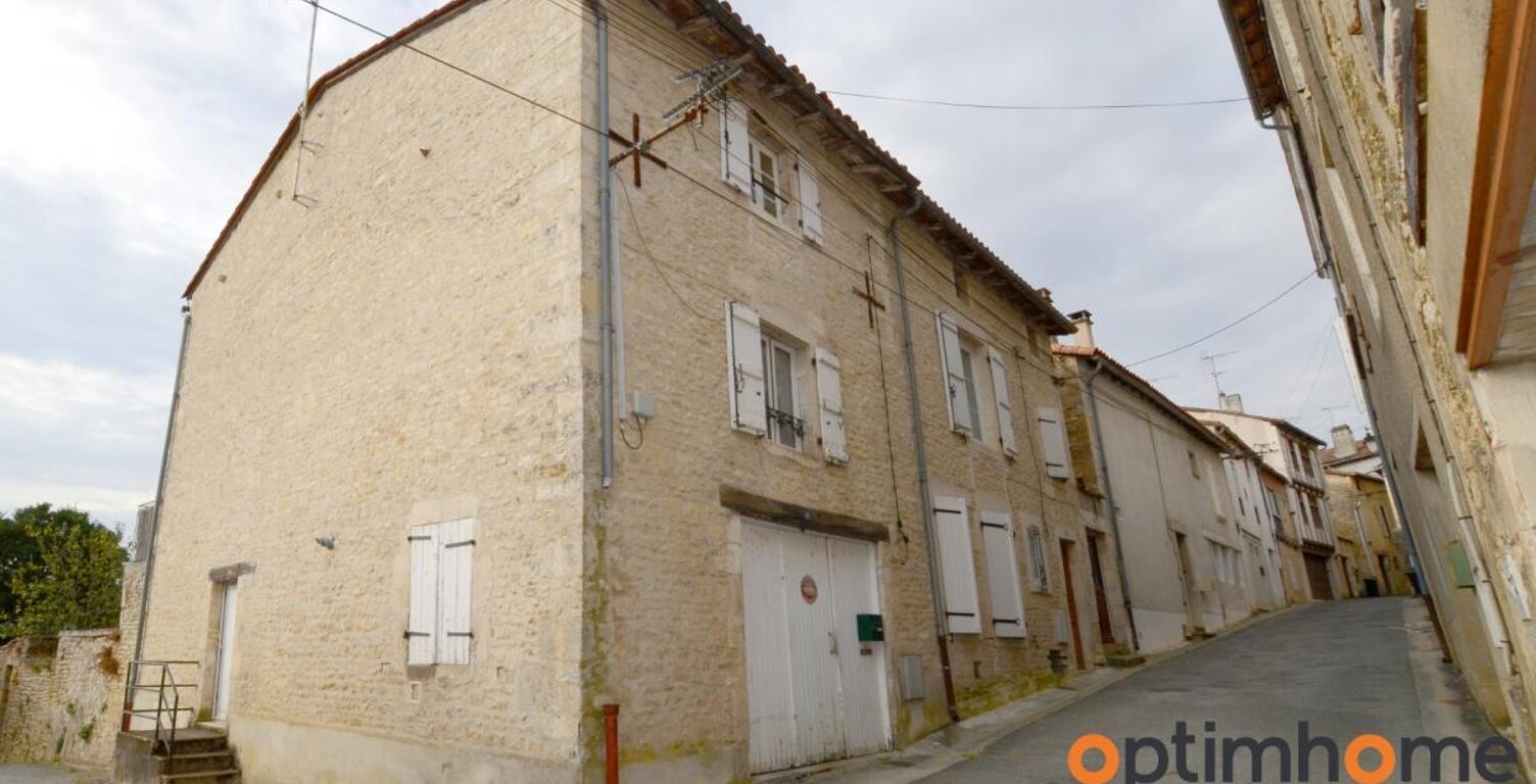   Maison en pierre au cœur du Ruffec historique — photo 1