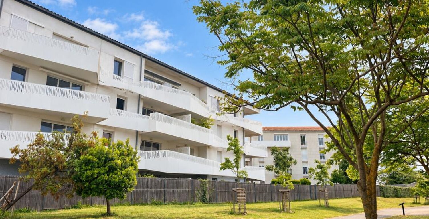 Exclusivité ORPI – La Rochelle Cœur de Ville – Grand T2 avec terrasse de 11 m², ascenseur et parking sécurisé — photo 1