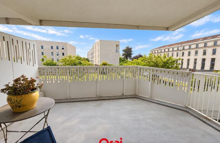 Exclusivité ORPI – La Rochelle Cœur de Ville – Grand T2 avec terrasse de 11 m², ascenseur et parking sécurisé — photo 2