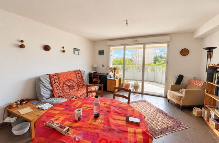 Exclusivité ORPI – La Rochelle Cœur de Ville – Grand T2 avec terrasse de 11 m², ascenseur et parking sécurisé — photo 3