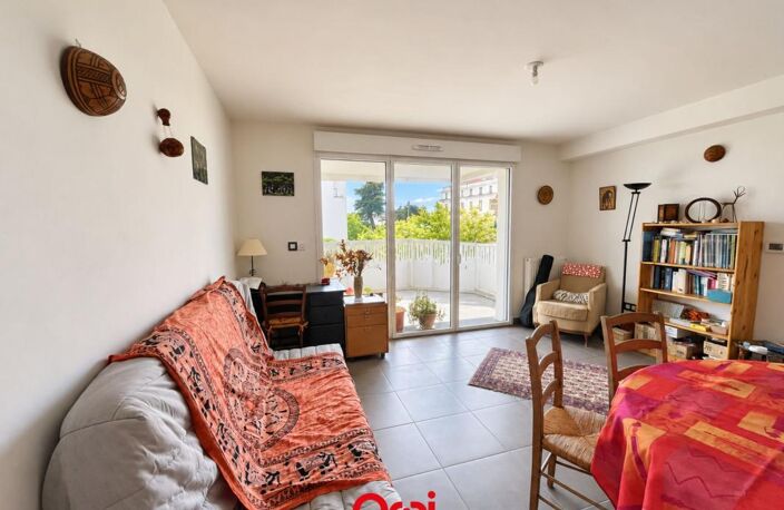 Exclusivité ORPI – La Rochelle Cœur de Ville – Grand T2 avec terrasse de 11 m², ascenseur et parking sécurisé — photo 4