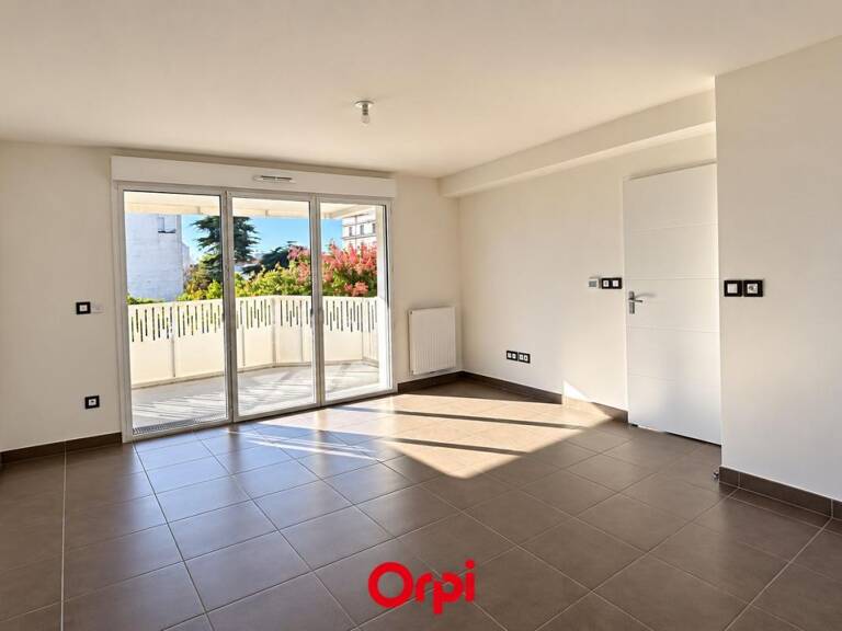 Exclusivité ORPI – La Rochelle Cœur de Ville – Grand T2 avec terrasse de 11 m², ascenseur et parking sécurisé — photo 1