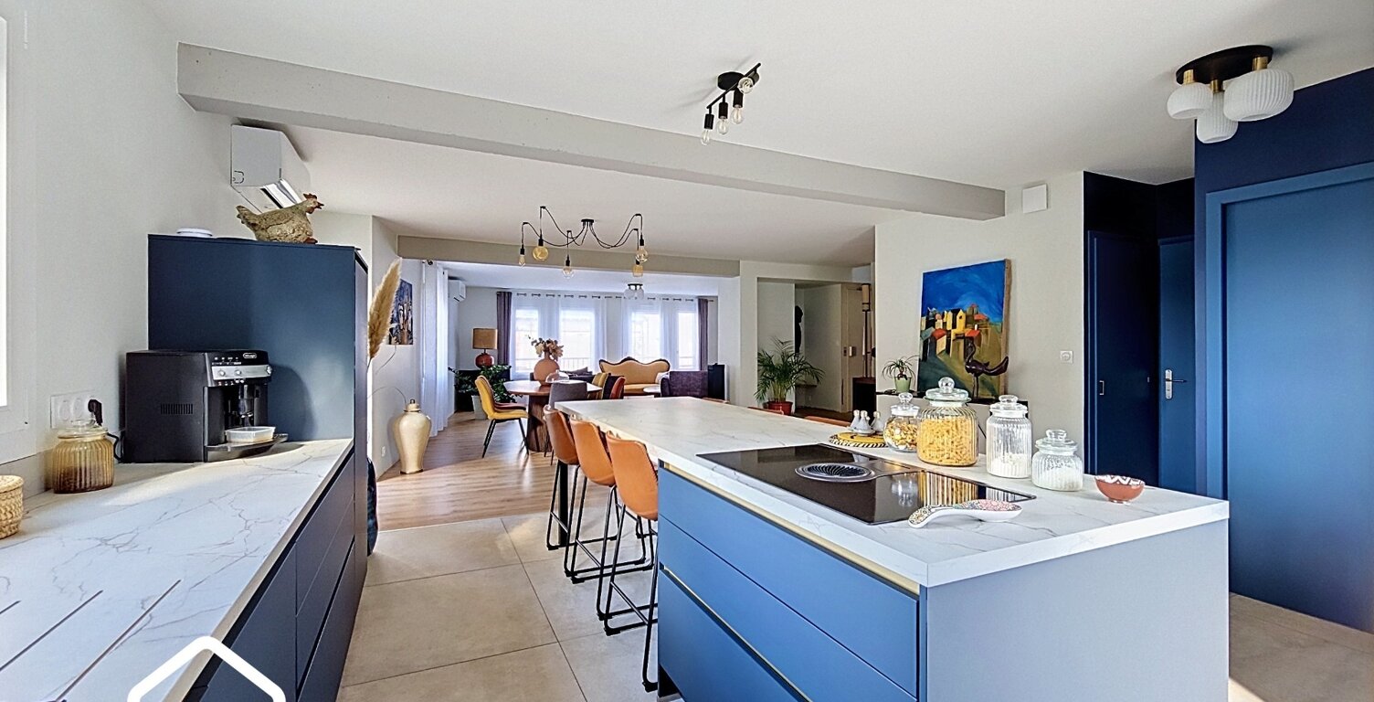 THOUARS Place Lavault- Appartement de 200 m2 -climatisation réversible- 5 chambres -Ascenseur privatif — photo 1