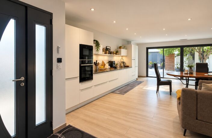 PROPRIETE EN CENTRE DE VILLAGE 9 PIECES 6 CHAMBRES PATIO INTERIEUR ARBORE GARAGES — photo 2