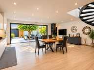 PROPRIETE EN CENTRE DE VILLAGE 9 PIECES 6 CHAMBRES PATIO INTERIEUR ARBORE GARAGES — photo 3