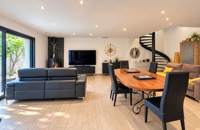PROPRIETE EN CENTRE DE VILLAGE 9 PIECES 6 CHAMBRES PATIO INTERIEUR ARBORE GARAGES — photo 5