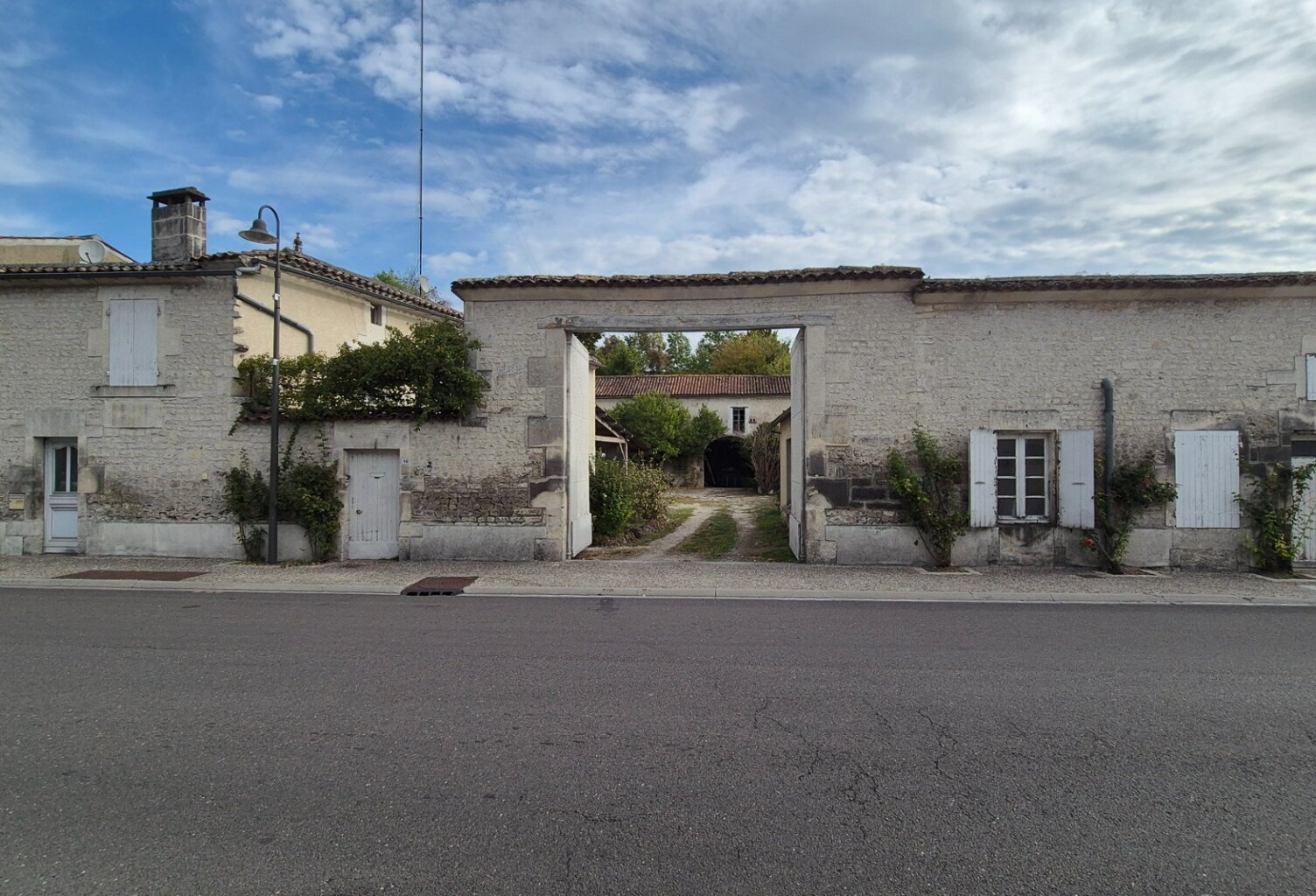 Corps de Ferme à rénover de 500 m2, proche commerces, beaucoup de dépendances — photo 1