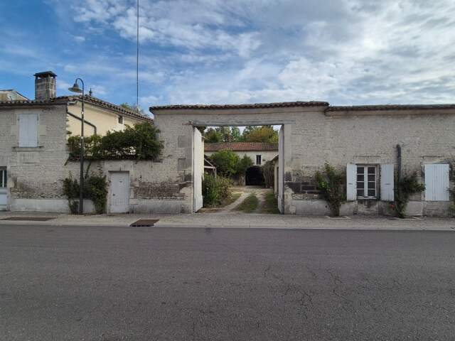 Corps de Ferme à rénover de 500 m2, proche commerces, beaucoup de dépendances — photo du bien