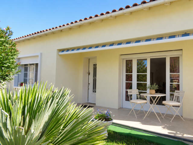 Maison à vendre 4 pièces COLOMBIERS (17 )Maison de plain-pied 102m2 avec garage et dépendances — photo du bien