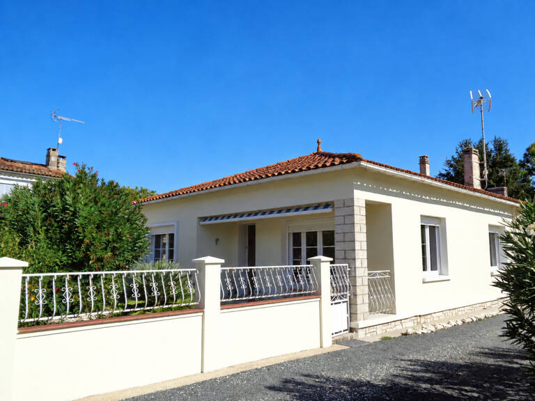 Maison à vendre 4 pièces COLOMBIERS (17 )Maison de plain-pied 102m2 avec garage et dépendances — photo 1