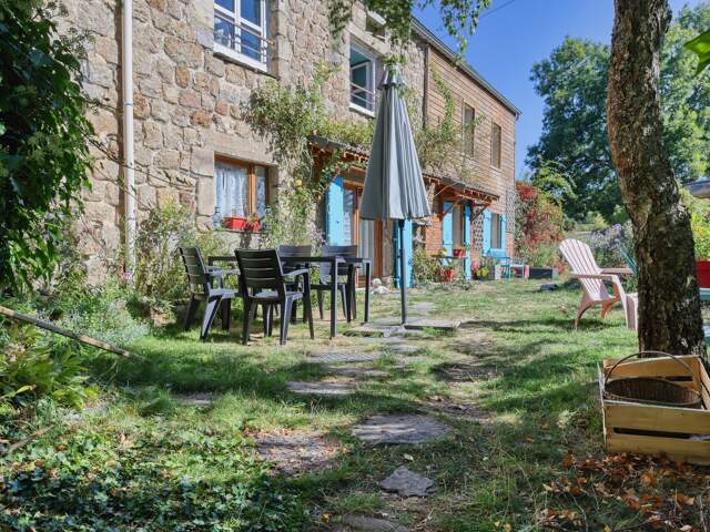 Ensemble immobilier de charme avec résidence principale et 3 gîtes, vaste terrain SAINT AGREVE (07) — photo du bien