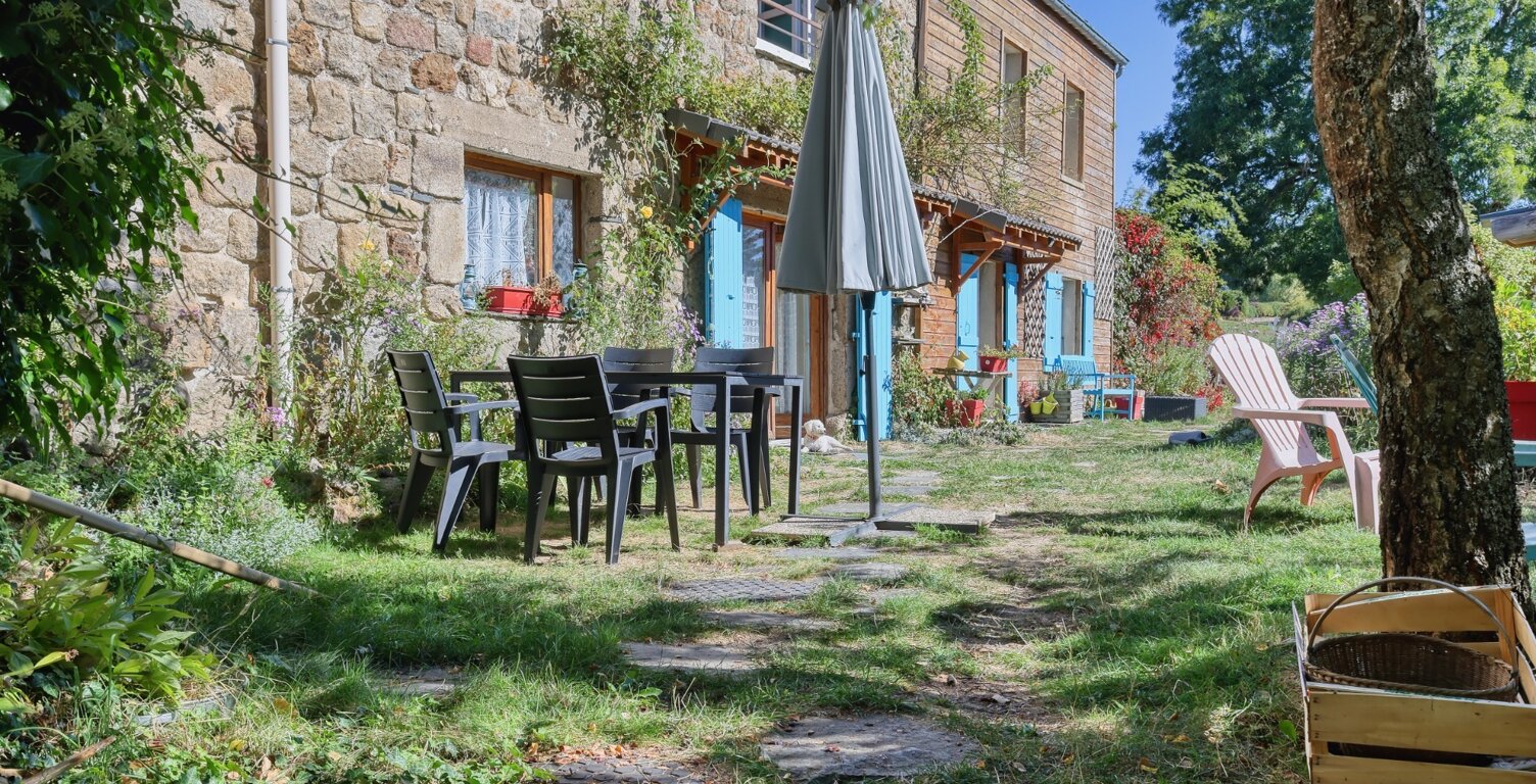 Ensemble immobilier de charme avec résidence principale et 3 gîtes, vaste terrain SAINT AGREVE (07) — photo 1