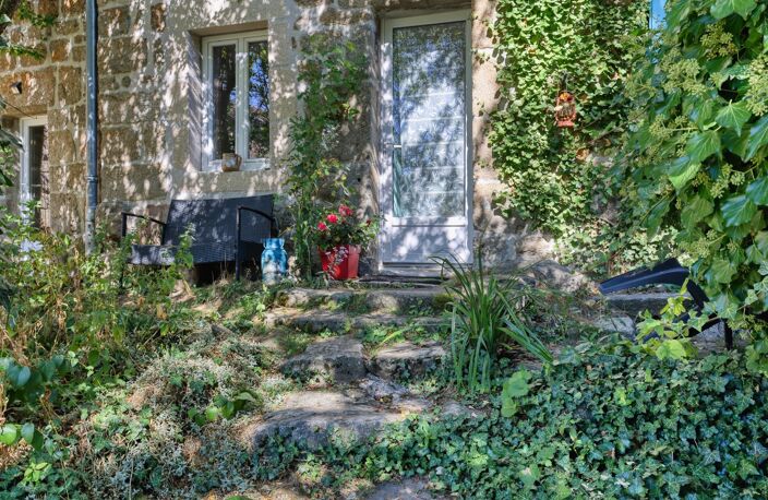 Ensemble immobilier de charme avec résidence principale et 3 gîtes, vaste terrain SAINT AGREVE (07) — photo 2