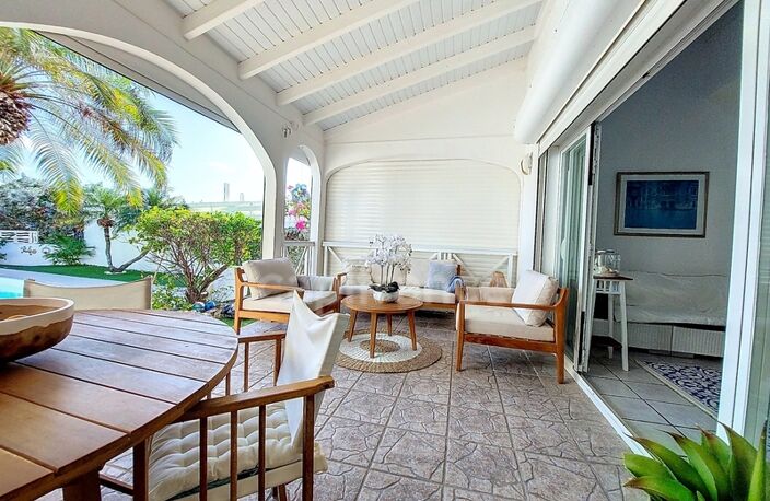 EN EXCLUSIVITÉ À VENDRE MAISON DE VILLE VUE MER  AVEC PISCINE ET JARDIN SUR OYSTER POND, SAINT-MARTIN (97150) — photo 3