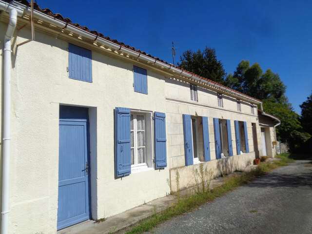 Maison à vendre 3 pièces COLOMBIERS (17) Maison de plain-pied 82m2 avec garage et beau terrain de 1000m2 — photo du bien