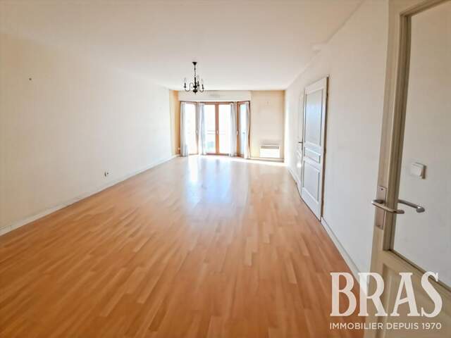 Avenue Camus, appartement avec double garage — photo du bien