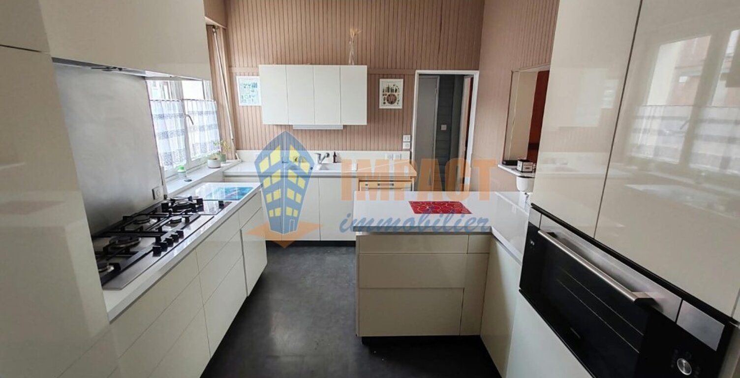 Maison en centre ville aux beaux volumes, en parfait état, 3 chambres, salle de bain et salle d'eau, terrasse — photo 1