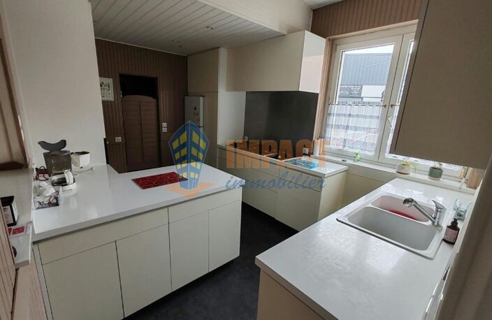 Maison en centre ville aux beaux volumes, en parfait état, 3 chambres, salle de bain et salle d'eau, terrasse — photo 2