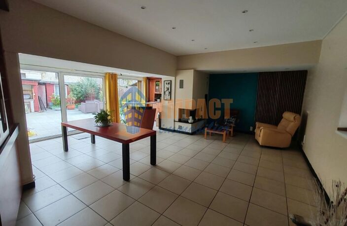 Maison en centre ville aux beaux volumes, en parfait état, 3 chambres, salle de bain et salle d'eau, terrasse — photo 3