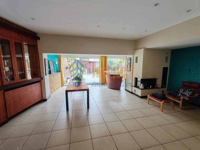 Maison en centre ville aux beaux volumes, en parfait état, 3 chambres, salle de bain et salle d'eau, terrasse — photo du bien