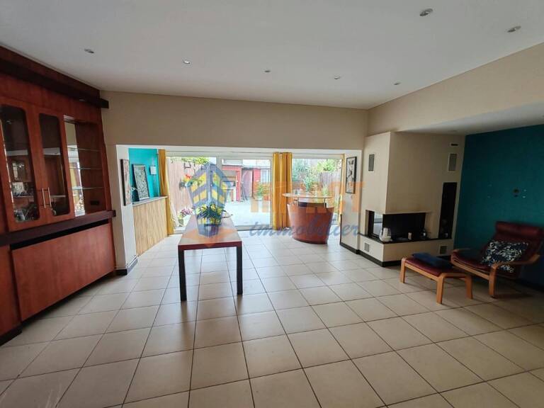 Maison en centre ville aux beaux volumes, en parfait état, 3 chambres, salle de bain et salle d'eau, terrasse — photo 1